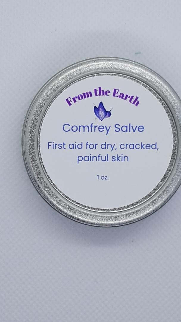 comfrey salve tin in white bqackground